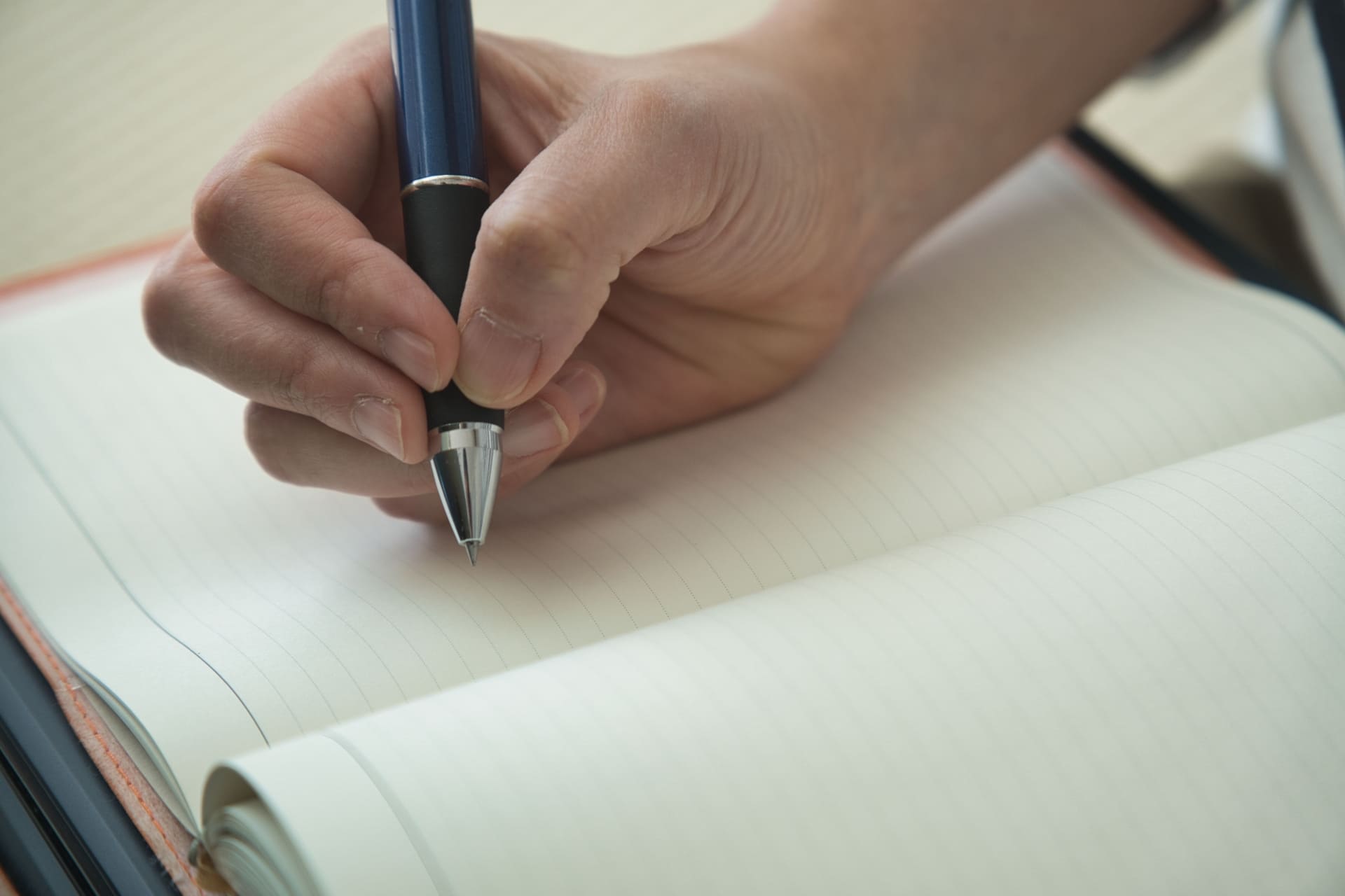 ノートにキャリアの棚卸しを書き出す様子