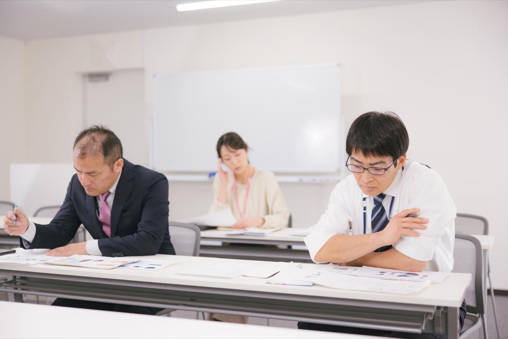 決算書を確認する経営者の様子