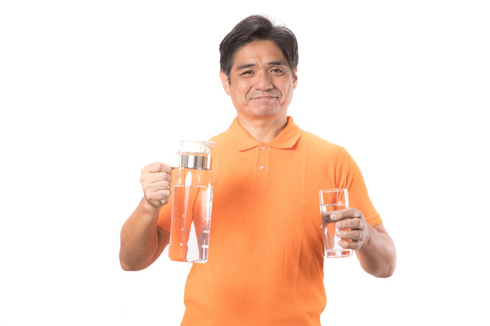 落ち着いた表情で今後を見据える経営者の様子