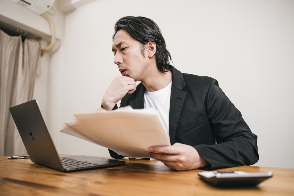 書類を確認しながら計画を整理する様子