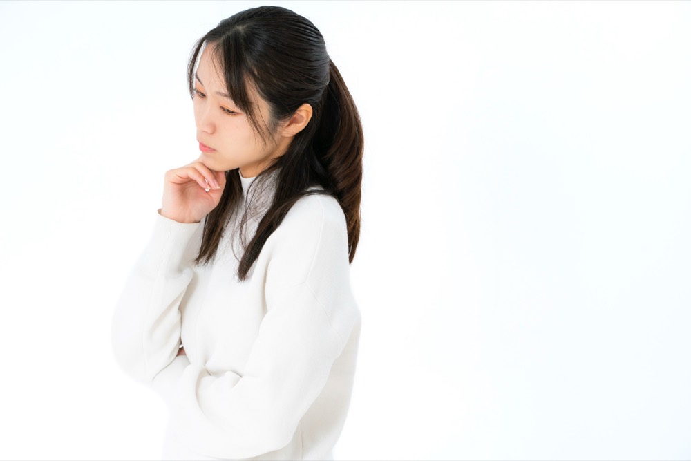 カレンダーを見ながら今後の計画を考える様子