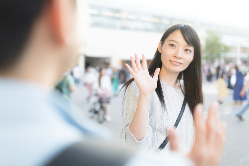 久しぶりに会えて嬉しそうに寄り添うカップルの様子