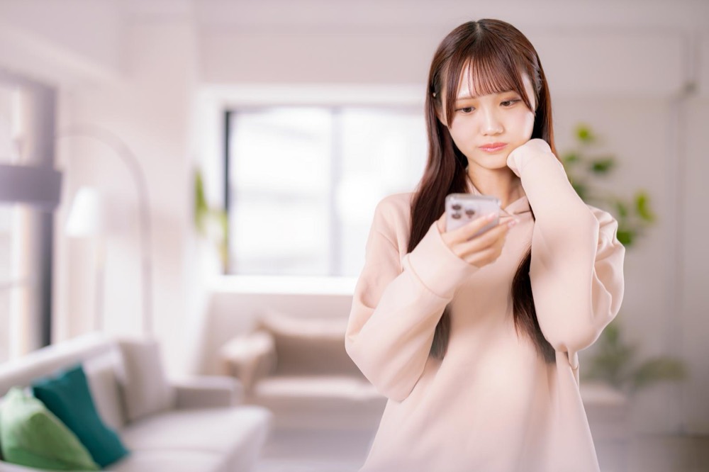 遠距離恋愛中にスマートフォンでメッセージのやり取りをする様子
