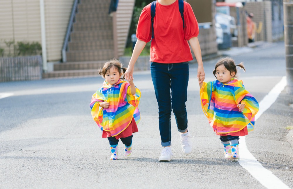 子どもの小さな服を整理する様子