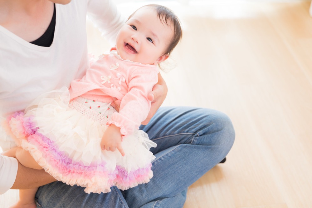 子どもと穏やかに過ごす親子の様子