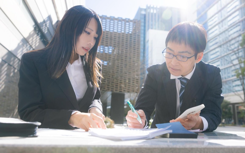 不動産会社の担当者から重要事項説明を受ける様子