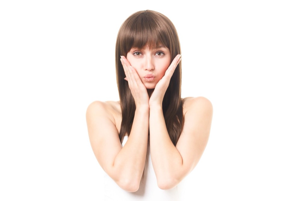 落ち着いた表情でスキンケアをする様子